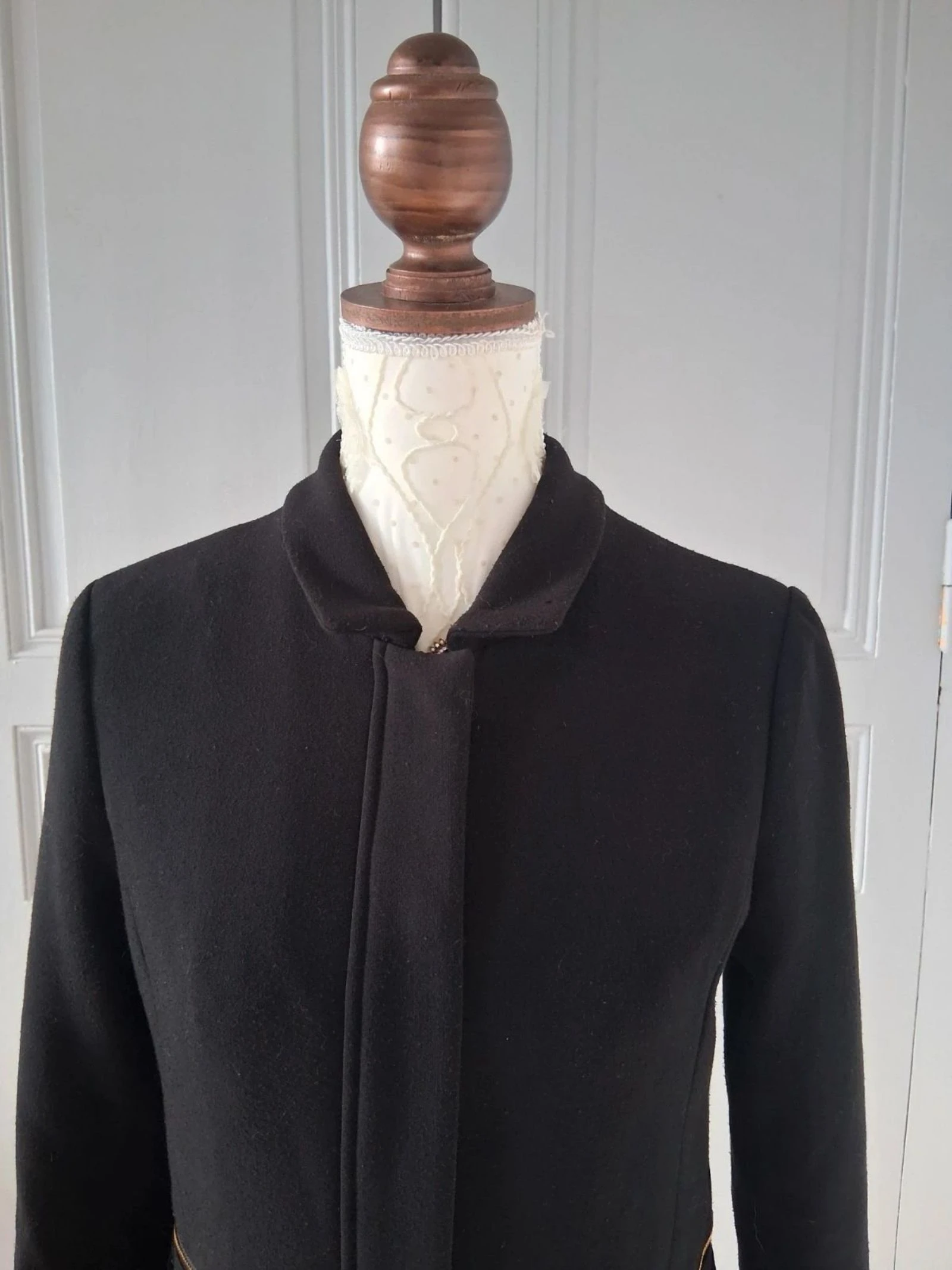 Abrigo negro Galeries Lafayettes - Cremallera y botones dorados - Talla 36 – photo 5
